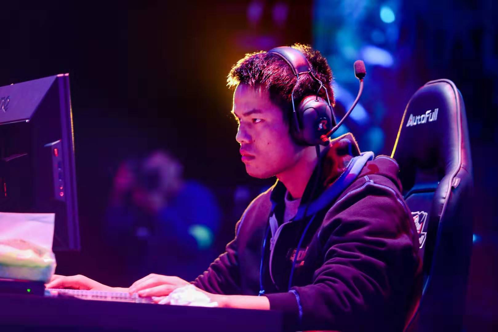 对决中稳步 对决中稳步